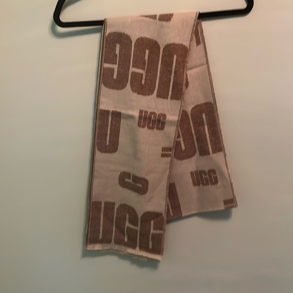 UGG  logo scarf